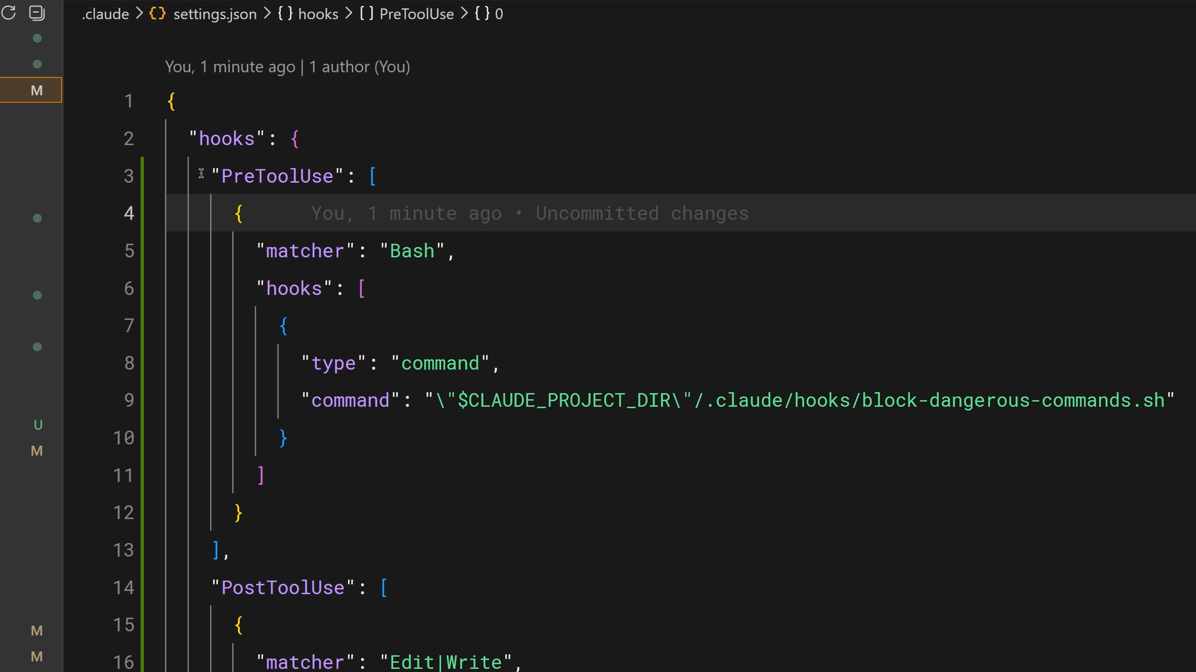 매처와 명령이 포함된 PreToolUse 및 PostToolUse hooks를 보여주는 settings.json 파일